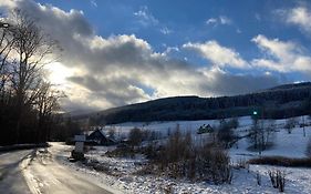 Domek nad potokiem